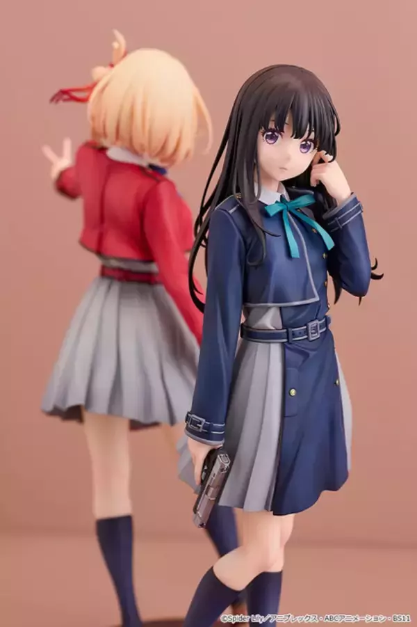 「「リコリコ」キービジュがモチーフ！「錦木千束/井ノ上たきな」フィギュアが予約受付開始、髪やスカートなど躍動感にあふれる仕上がり」の画像