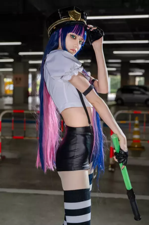 パンストプレイ コスプレ】クールな美貌とスラリと伸びる美脚で魅せる！人気レイヤー”寝る子”が伝説的アニメ「パンスト」のストッキングを体現！！【写真8枚】  (2023年10月7日) - エキサイトニュース