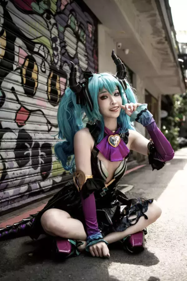 「【コスプレ】香港美女が魅せる「初音ミク」の小悪魔っぷりにやられた！まるでフィギュアのような抜群のスタイルで美脚が映える【写真10枚】」の画像