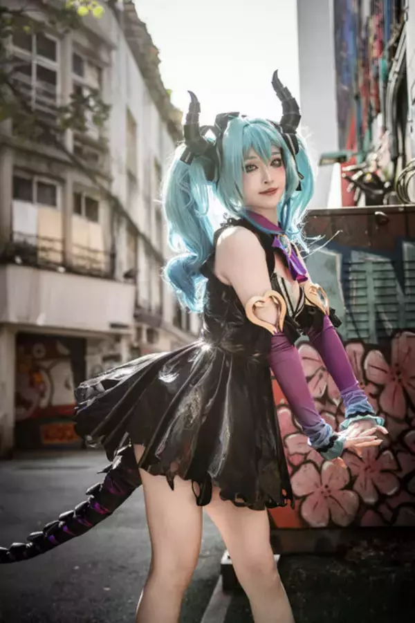 「【コスプレ】香港美女が魅せる「初音ミク」の小悪魔っぷりにやられた！まるでフィギュアのような抜群のスタイルで美脚が映える【写真10枚】」の画像