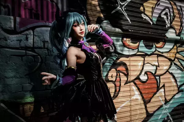 「【コスプレ】香港美女が魅せる「初音ミク」の小悪魔っぷりにやられた！まるでフィギュアのような抜群のスタイルで美脚が映える【写真10枚】」の画像