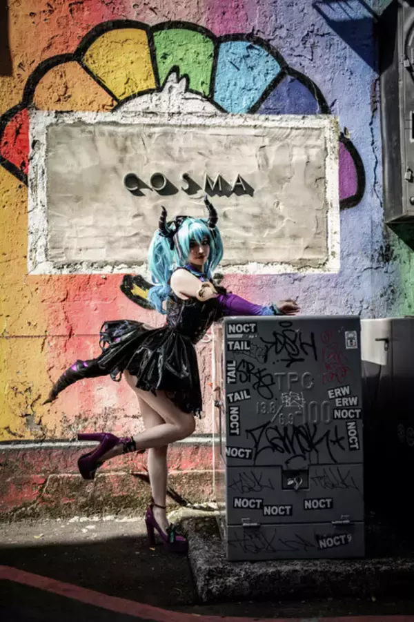 「【コスプレ】香港美女が魅せる「初音ミク」の小悪魔っぷりにやられた！まるでフィギュアのような抜群のスタイルで美脚が映える【写真10枚】」の画像