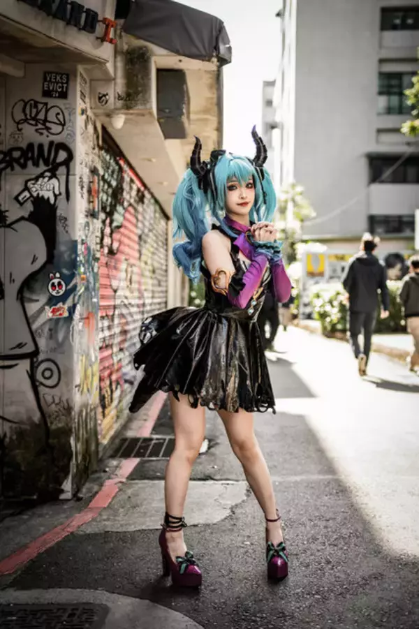 「【コスプレ】香港美女が魅せる「初音ミク」の小悪魔っぷりにやられた！まるでフィギュアのような抜群のスタイルで美脚が映える【写真10枚】」の画像