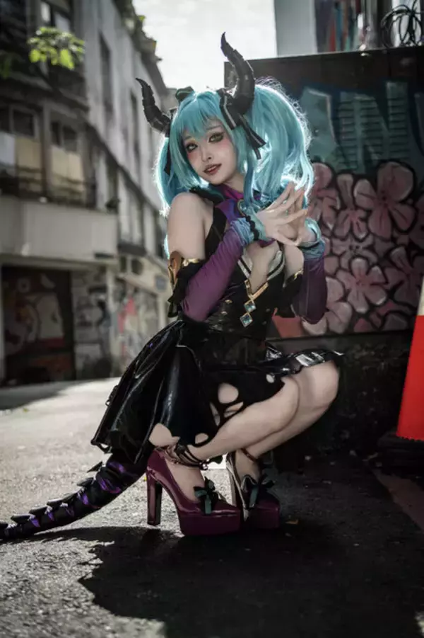 「【コスプレ】香港美女が魅せる「初音ミク」の小悪魔っぷりにやられた！まるでフィギュアのような抜群のスタイルで美脚が映える【写真10枚】」の画像