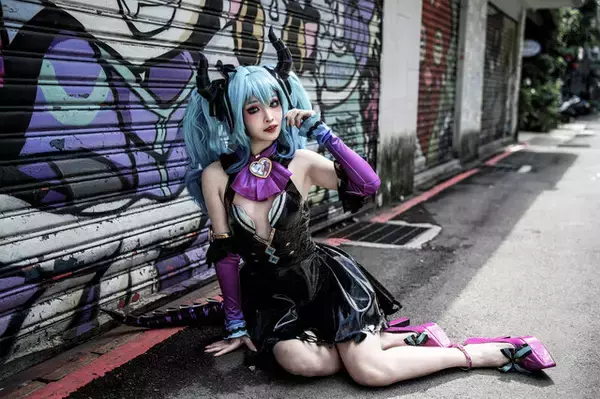 「【コスプレ】香港美女が魅せる「初音ミク」の小悪魔っぷりにやられた！まるでフィギュアのような抜群のスタイルで美脚が映える【写真10枚】」の画像