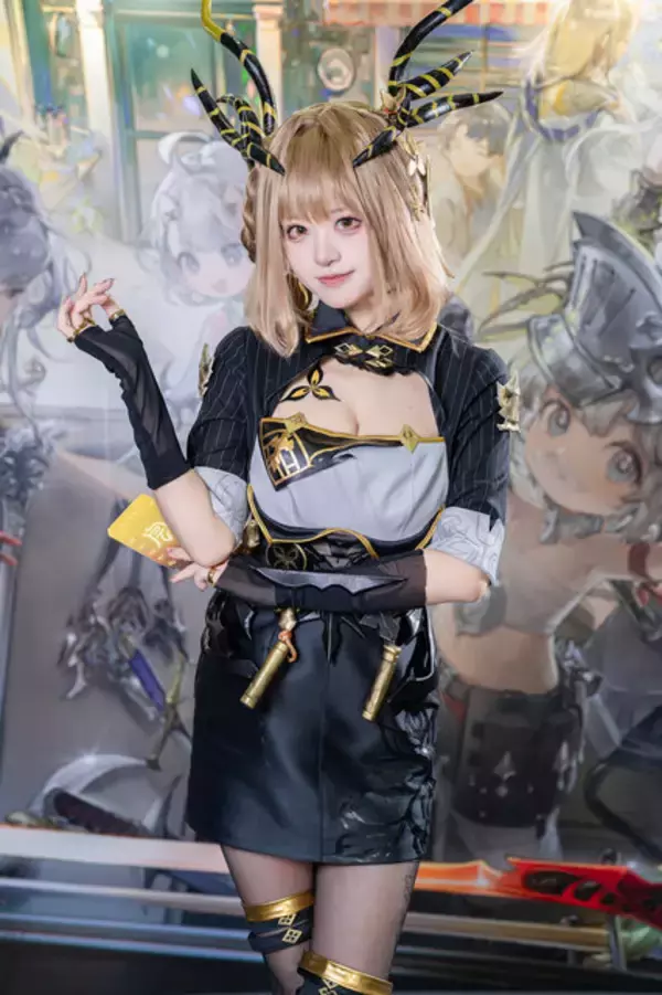 「【コスプレ】ミニスカ×黒ストッキングが魅せる美貌！スタイル抜群な『デナアビ』「シリュウ」の公式レイヤーが本物すぎた【写真8枚】」の画像
