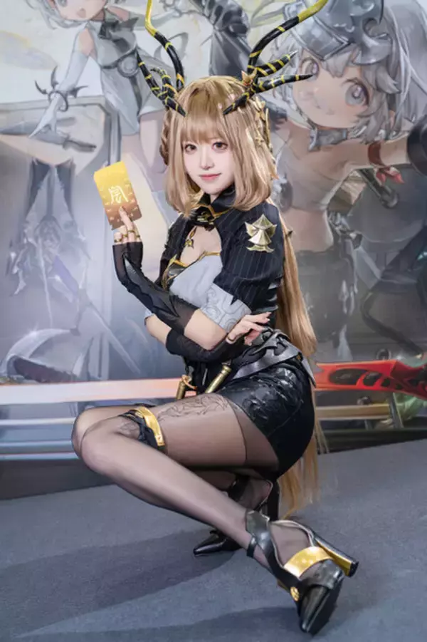 「【コスプレ】ミニスカ×黒ストッキングが魅せる美貌！スタイル抜群な『デナアビ』「シリュウ」の公式レイヤーが本物すぎた【写真8枚】」の画像