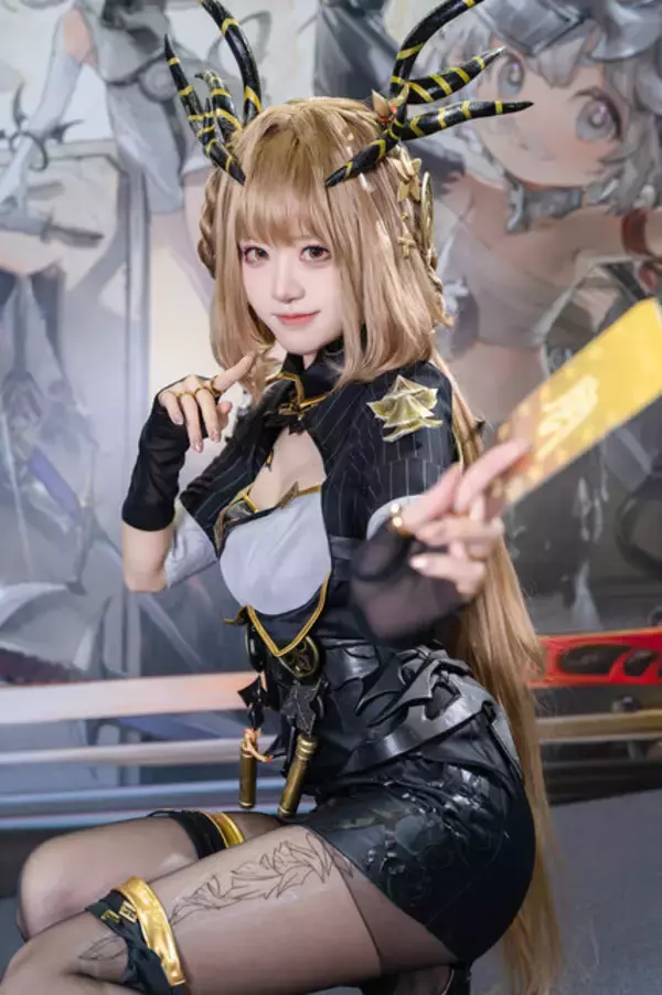 「【コスプレ】ミニスカ×黒ストッキングが魅せる美貌！スタイル抜群な『デナアビ』「シリュウ」の公式レイヤーが本物すぎた【写真8枚】」の画像