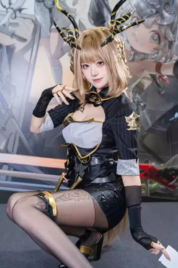 「【コスプレ】ミニスカ×黒ストッキングが魅せる美貌！スタイル抜群な『デナアビ』「シリュウ」の公式レイヤーが本物すぎた【写真8枚】」の画像