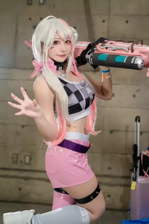 「【コスプレ】無邪気で蠱惑的な表情が可愛すぎる！『NIKKE』ジャッカルに扮した美女レイヤーに注目【写真9枚】」の画像