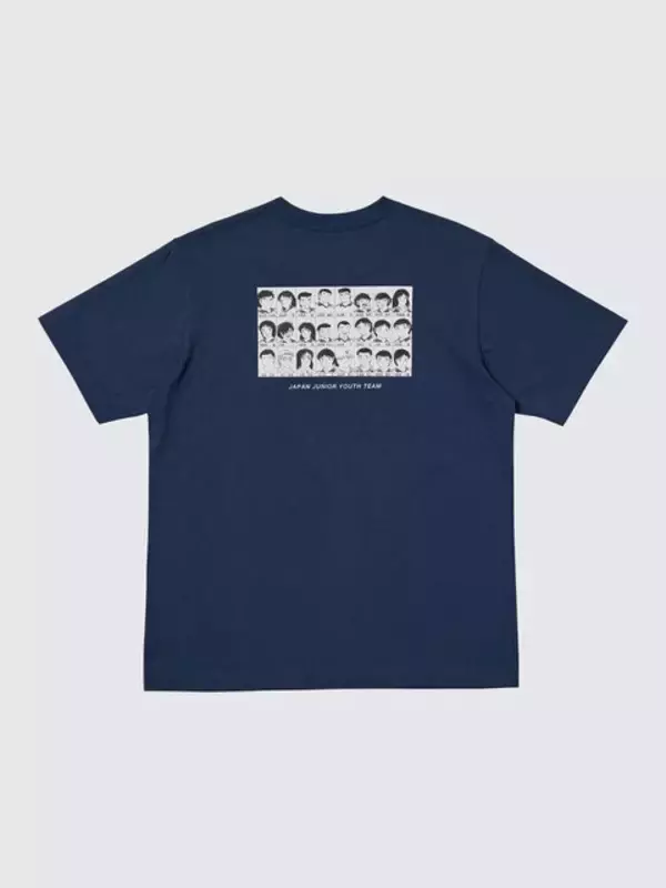 「翼くんがオーバーヘッドを決めたァーーッ！ ユニクロ「集英社100周年UT」の 「キャプテン翼」Tシャツがカッコ良い」の画像