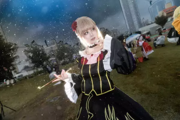 「【コスプレ】優雅なドレス姿が貫禄ありすぎる！現代に降臨した『うみねこのなく頃に』黄金の魔女の佇まいが強くてかっこいい【写真8枚】」の画像