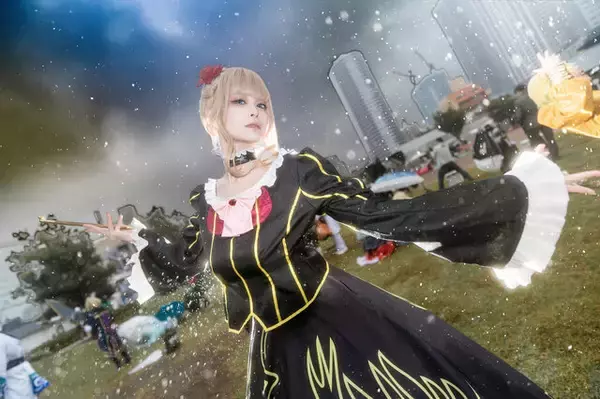 「【コスプレ】優雅なドレス姿が貫禄ありすぎる！現代に降臨した『うみねこのなく頃に』黄金の魔女の佇まいが強くてかっこいい【写真8枚】」の画像