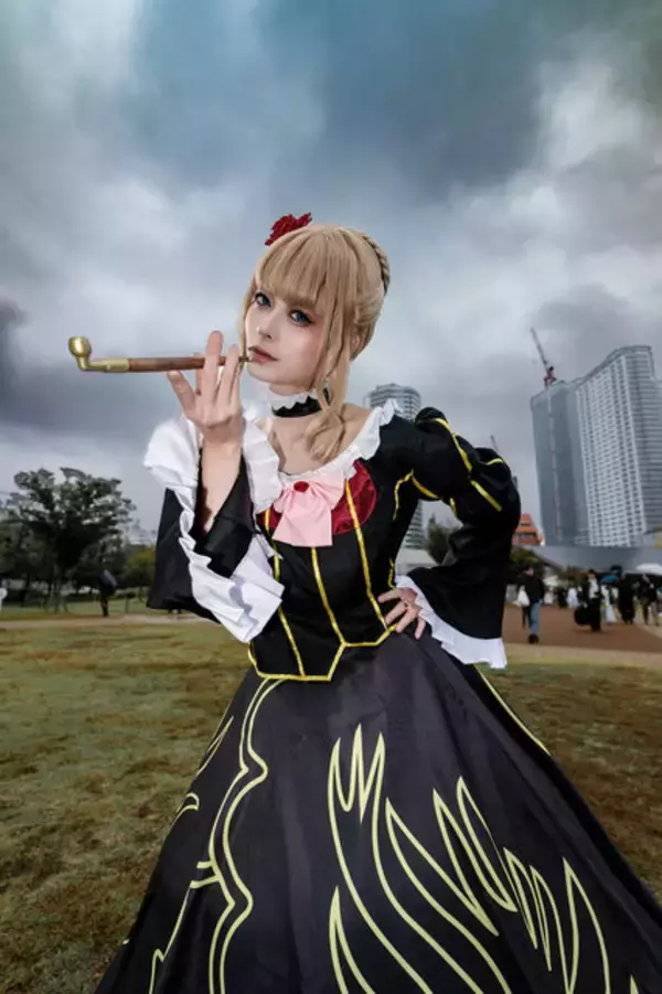 「【コスプレ】優雅なドレス姿が貫禄ありすぎる！現代に降臨した『うみねこのなく頃に』黄金の魔女の佇まいが強くてかっこいい【写真8枚】」の画像