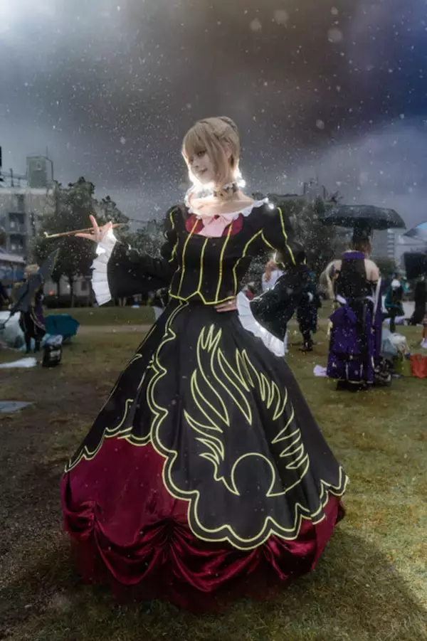 「【コスプレ】優雅なドレス姿が貫禄ありすぎる！現代に降臨した『うみねこのなく頃に』黄金の魔女の佇まいが強くてかっこいい【写真8枚】」の画像