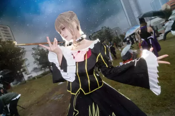 「【コスプレ】優雅なドレス姿が貫禄ありすぎる！現代に降臨した『うみねこのなく頃に』黄金の魔女の佇まいが強くてかっこいい【写真8枚】」の画像