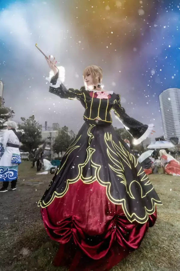 「【コスプレ】優雅なドレス姿が貫禄ありすぎる！現代に降臨した『うみねこのなく頃に』黄金の魔女の佇まいが強くてかっこいい【写真8枚】」の画像