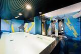 「浴室に広がる“モザイク壁画”に感服。富山の新施設「スパ・バルナージュ」で、アート・温泉・サウナを同時体験」の画像1