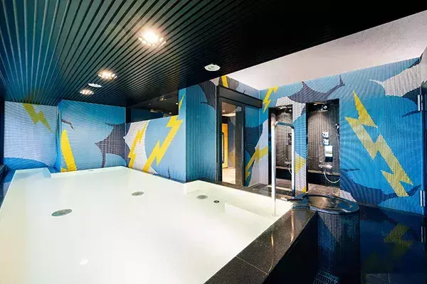 「浴室に広がる“モザイク壁画”に感服。富山の新施設「スパ・バルナージュ」で、アート・温泉・サウナを同時体験」の画像