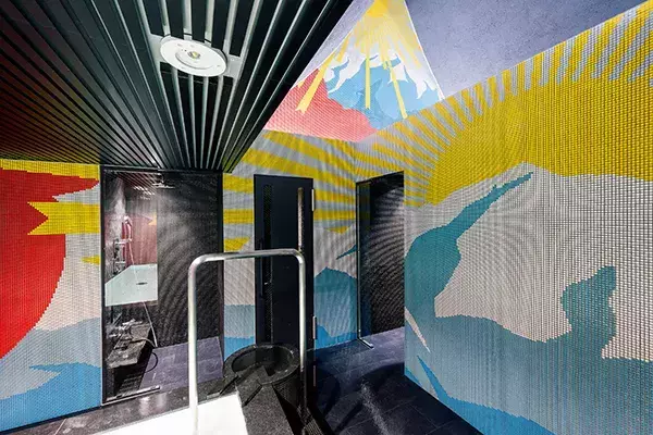 「浴室に広がる“モザイク壁画”に感服。富山の新施設「スパ・バルナージュ」で、アート・温泉・サウナを同時体験」の画像