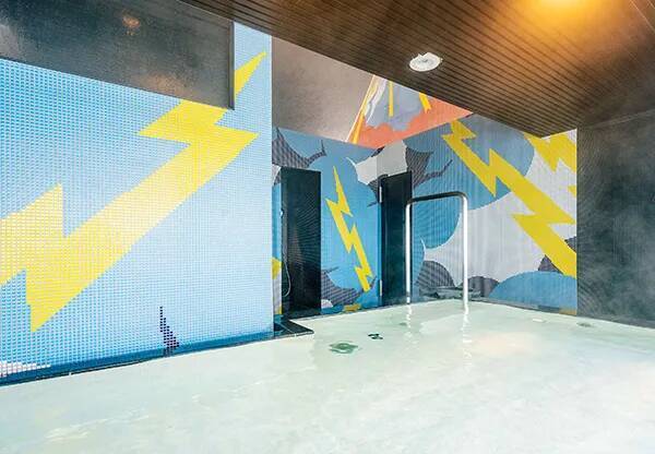 浴室に広がる“モザイク壁画”に感服。富山の新施設「スパ・バルナージュ」で、アート・温泉・サウナを同時体験
