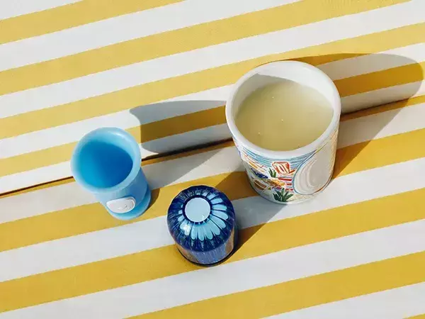 海のようなブルーに惚れ惚れしちゃう。“DIPTYQUE”の涼し気な花瓶や 