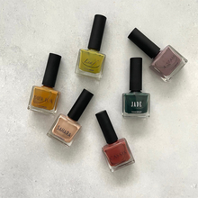 ペディキュアに使いたい、旬なネイルカラーを13色紹介するよ！サンダルに合わせて夏のおしゃれを楽しんじゃお