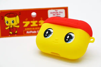 「フエキくん」がAirPodsケースになったよ。赤い帽子と黄色いお顔の目立つデザインはバッグ内でも目立ちそう