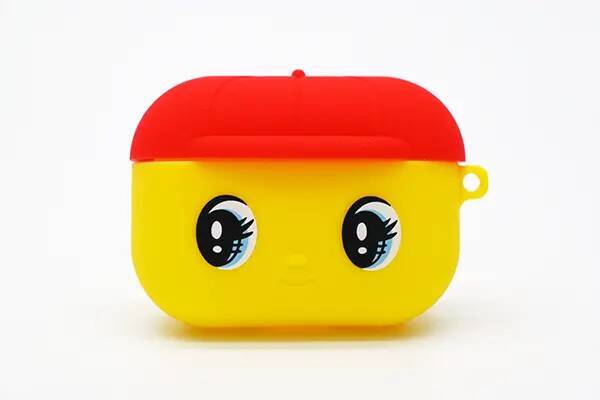 「フエキくん」がAirPodsケースになったよ。赤い帽子と黄色いお顔の目立つデザインはバッグ内でも目立ちそう