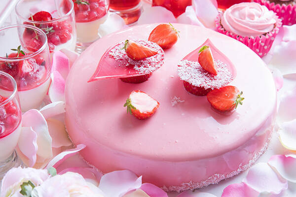 ロマンチックなデザートをお花いっぱいの空間で ヒルトン大阪のストロベリーデザートビュッフェがかわいい 18年12月2日 エキサイトニュース