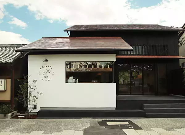 「風情ある景色の中で一休み♩行列必至のティーラテ専門店「CHAVATY」が京都の嵐山にオープン！」の画像