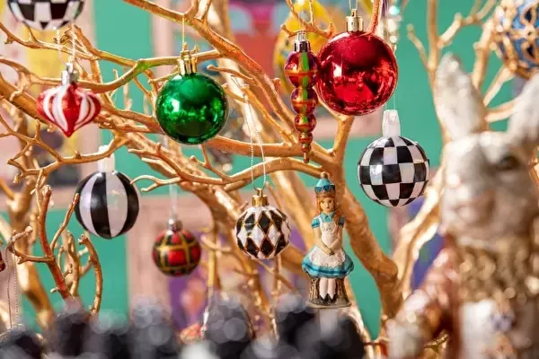 「赤×ゴールドのクリスマススイーツは映え度最強クラス！ヒルトン東京、今年最後のアリスビュッフェが待ちきれない♡」の画像
