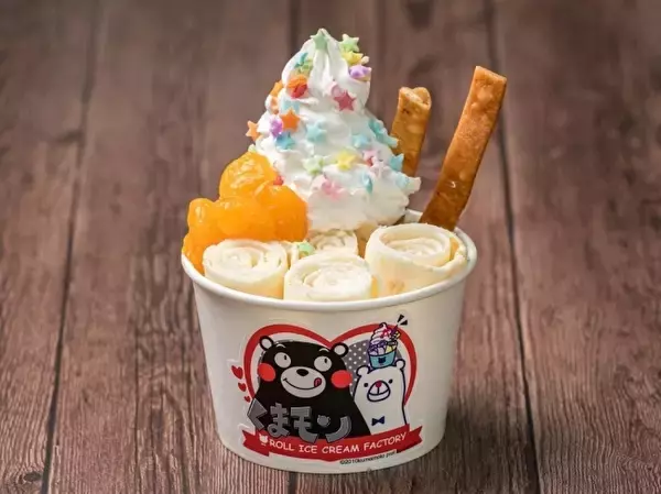 「ロールアイスクリームファクトリー×くまモンがコラボ！甘酒、デコポン、熊本食材を使った限定メニューがおいしそう♩」の画像
