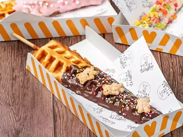 「とろ～りチーズがけは軽めのランチにも◎超ロング×映え度抜群の「スティッキーワッフルズ」が関東に初出店！」の画像
