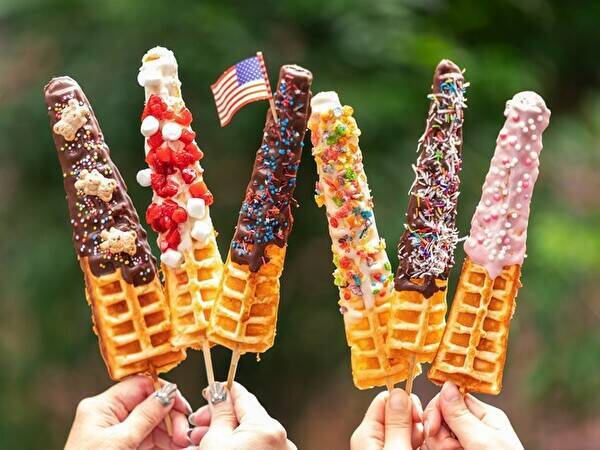 とろ～りチーズがけは軽めのランチにも◎超ロング×映え度抜群の「スティッキーワッフルズ」が関東に初出店！