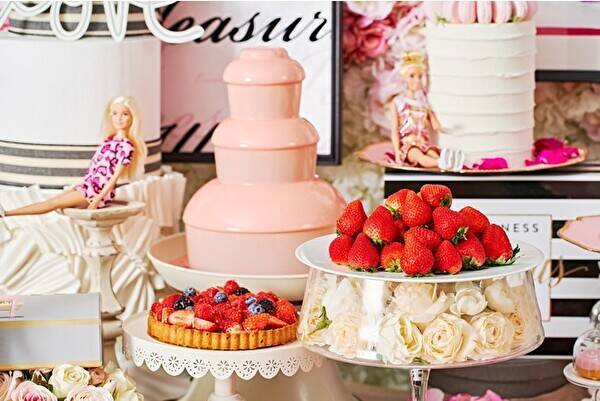 花の都パリをテーマにBarbieとコラボ♡ストリングス表参道、ピンク色のいちごビュッフェが元日からスタート！