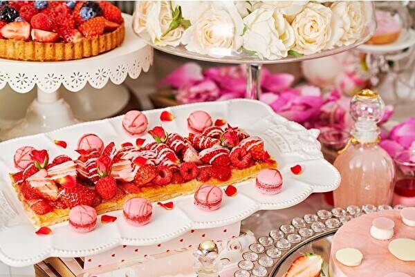 花の都パリをテーマにBarbieとコラボ♡ストリングス表参道、ピンク色のいちごビュッフェが元日からスタート！