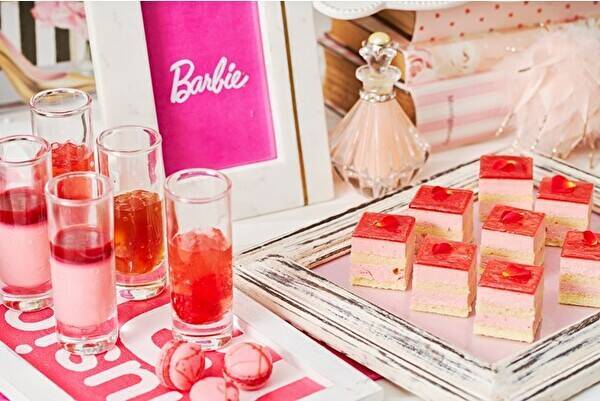 花の都パリをテーマにBarbieとコラボ♡ストリングス表参道、ピンク色のいちごビュッフェが元日からスタート！