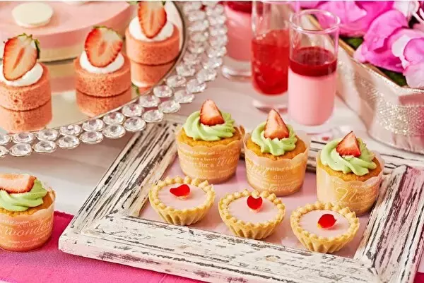 「花の都パリをテーマにBarbieとコラボ♡ストリングス表参道、ピンク色のいちごビュッフェが元日からスタート！」の画像