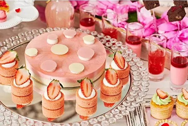 「花の都パリをテーマにBarbieとコラボ♡ストリングス表参道、ピンク色のいちごビュッフェが元日からスタート！」の画像