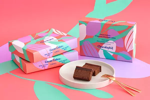 「華やかなパッケージも素敵。「ショコラフィル」から3種類のチョコレート菓子を重ねたバレンタインケーキが発売」の画像