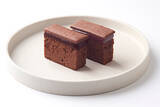 「華やかなパッケージも素敵。「ショコラフィル」から3種類のチョコレート菓子を重ねたバレンタインケーキが発売」の画像1