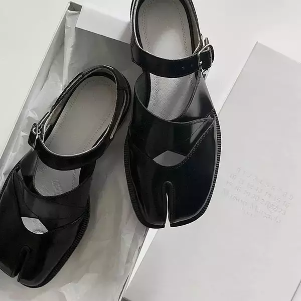 シーズンレスで使えちゃう！メゾンマルジェラの“足袋サンダル”はずっと  