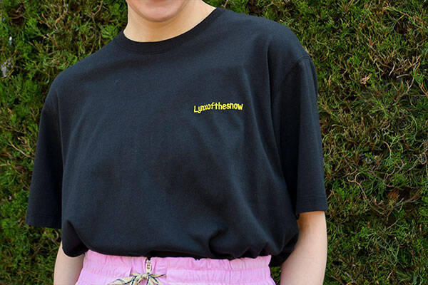 分かる人には分かる!? あるコミックが元ネタになったmaRket×JOHNBULLのコラボTシャツが気になります