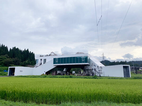 幻想的な青の世界にうっとり 新潟 十日町の 里山食堂 で ノスタルジックなアート体験を楽しんで 21年9月30日 エキサイトニュース