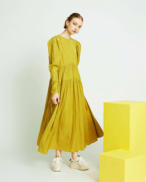 emmi×UGGの注目コラボ。ボリュームたっぷりなベージュのスニーカーはきれいめスタイルとも相性バツグン