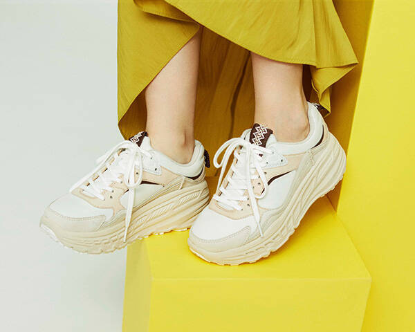 emmi×UGGの注目コラボ。ボリュームたっぷりなベージュのスニーカーはきれいめスタイルとも相性バツグン
