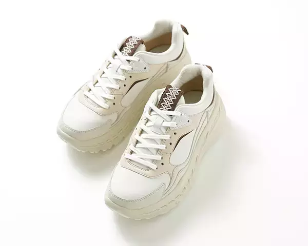 emmi×UGGの注目コラボ。ボリュームたっぷりなベージュのスニーカーはきれいめスタイルとも相性バツグン