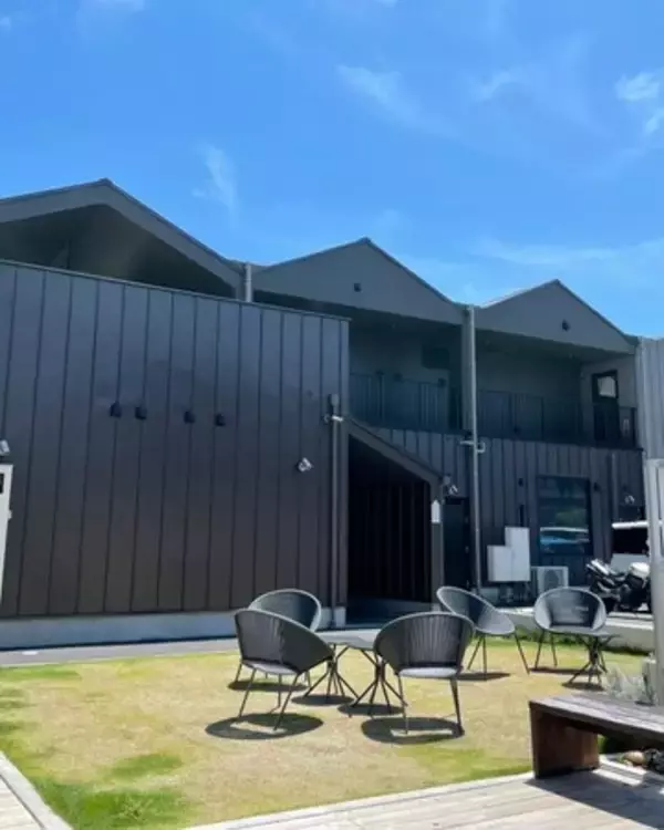 静岡の“海の見えるコーヒーショップ”が抜群におしゃれ。開放的なテラスにギャラリーもあるって素敵じゃない？