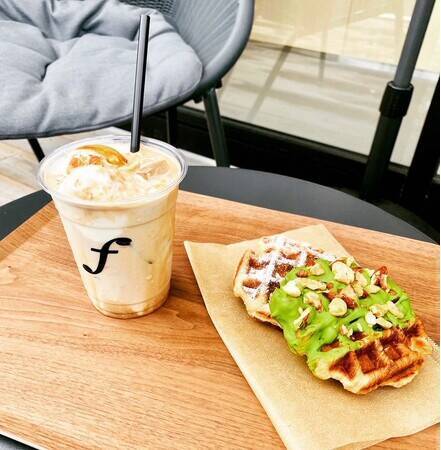 静岡の“海の見えるコーヒーショップ”が抜群におしゃれ。開放的なテラスにギャラリーもあるって素敵じゃない？